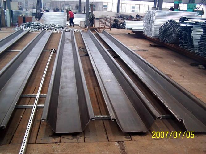 南京万润冷弯型钢有限责任公司是集冷弯型钢产品的研究,开发,生产为